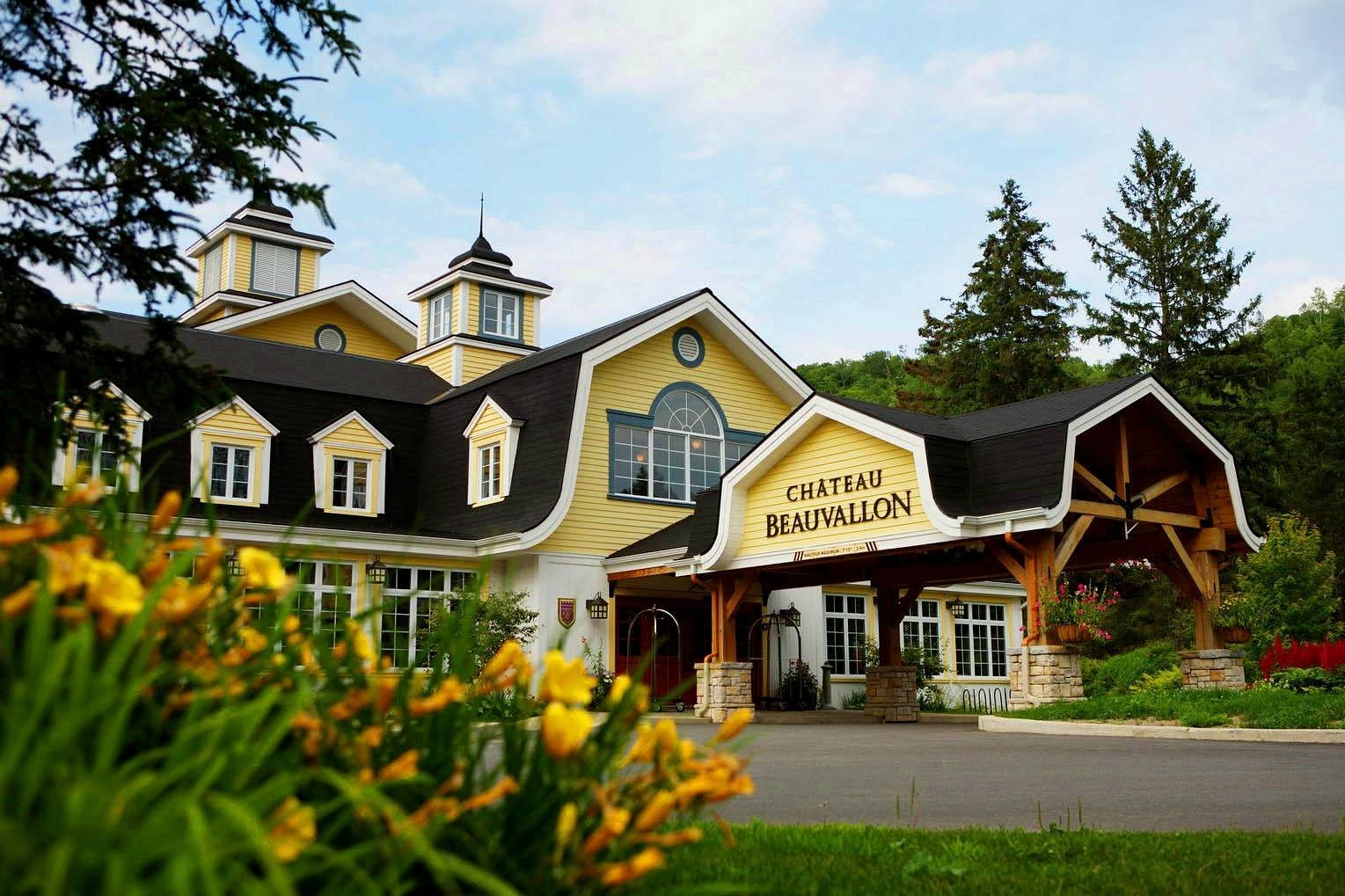 Château Beauvallon bar in tremblant